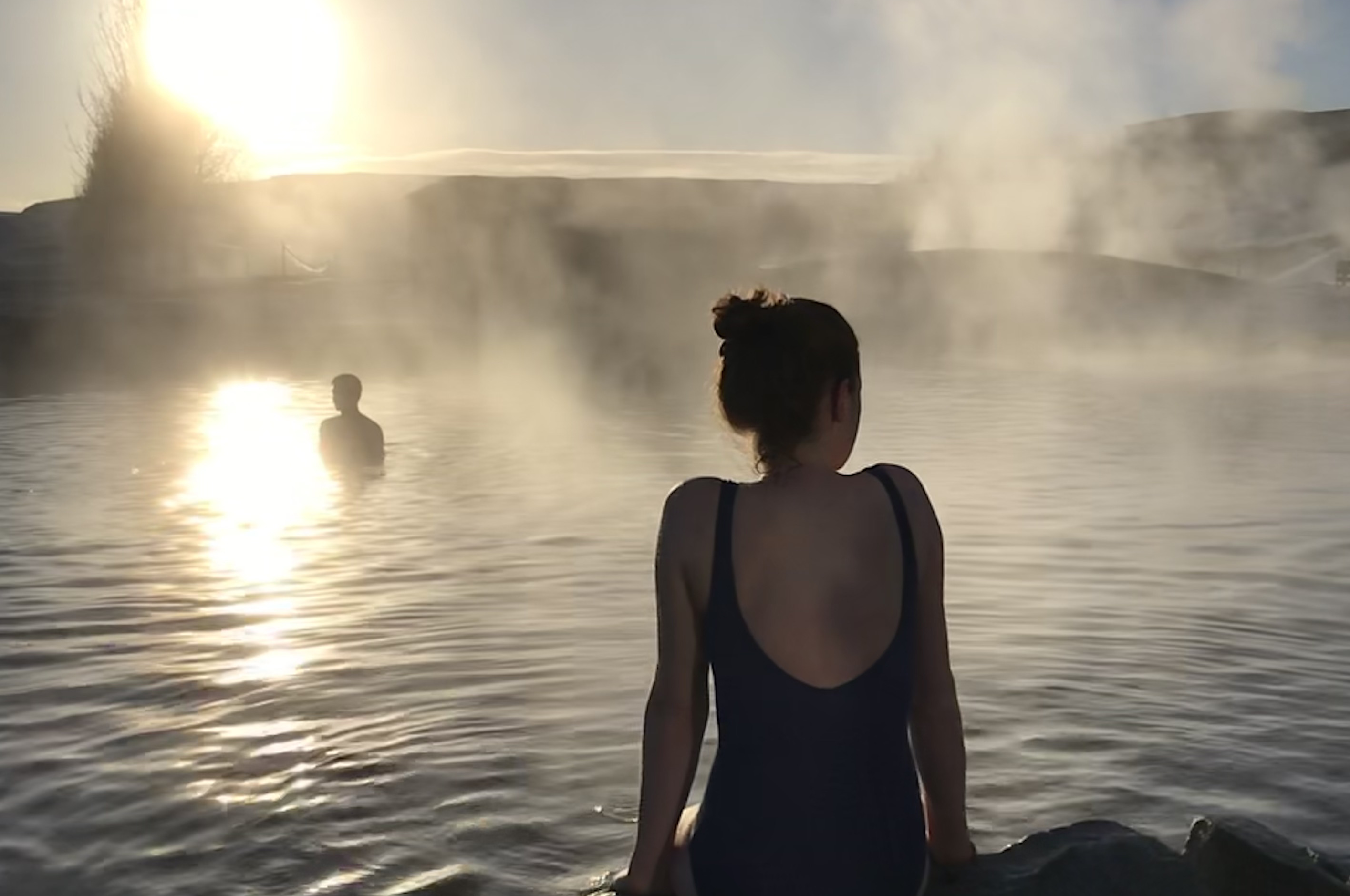 Das Bild zeigt mich vor der Secret Lagoon entlang des Golden Circle in Island